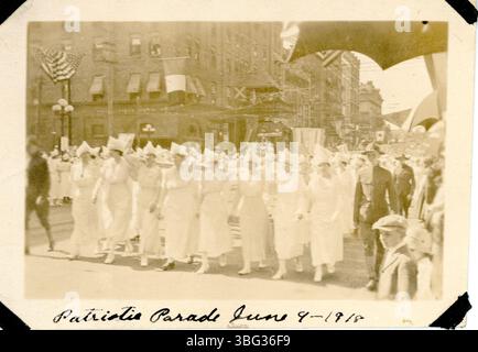 Die Liberty Loan Parade am 9. Juni 1918 fand statt, um Gelder für den Ersten Weltkrieg zu sammeln. Die Parade war mit Marineschifffahrern, Frauen in weiß, Militärpersonal und Mitgliedern des Roten Kreuzes mit Flaggen besetzt. Stockfoto