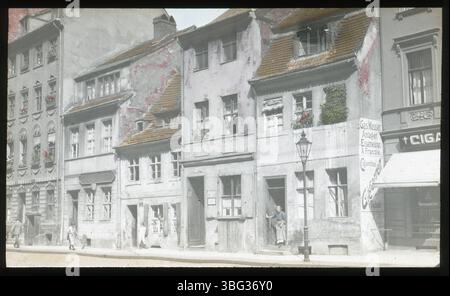 Straßenansicht mehrerer historischer Häuser in Berlin, aufgenommen 1913 während des Besuchs der Arrases. Diese Häuser sind Teil der Altstadt, die später von Kriegszerstörungen heimgesucht wurde. Edmund F. Arras, ein prominenter Geschäftsmann aus Columbus, dokumentierte seine europäische Reise in Fotografien. Stockfoto