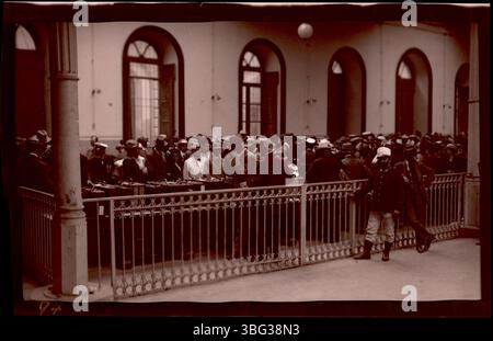 Die Arrases machten 1913 ein Foto von Passagieren, die sich während ihrer Europatour im Palast der Immacolatella, dem Zollhaus in Neapel, Italien, anschlangen. Das Foto zeigt Passagiere mit ihrem Gepäck, wie lokale Beamte beobachten. Stockfoto