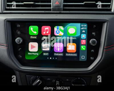 Diese Abbildung zeigt Apple CarPlay auf einem Infotainment-Bildschirm moderner Autos, mit App-Symbolen, die eine nahtlose Integration des Smartphones ermöglichen Stockfoto