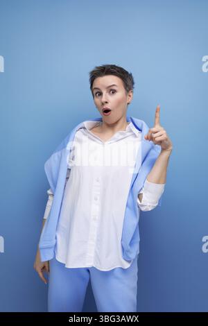 Porträt einer charismatischen kurzhaarigen Dame in einem lässigen Hemd Stockfoto