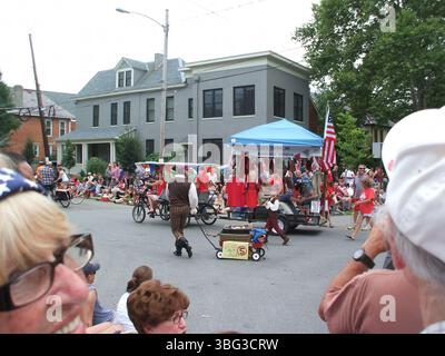 Bei der Doo Dah Parade 2011 in Columbus, die am 4. Juli stattfand, waren skurrile und politisch motivierte Gruppen wie die Anthony Weiner Kosher Hot Dog Brigade, Captain Ohio, Batman, Miss Ohio Roadkill und das OP Mobile vertreten. Ebenfalls beteiligt waren die Rocky Horror Fishnet Mafia und Cork My Ride. Die Parade ist eine etablierte Tradition des Unabhängigkeitstages in Columbus Short North. Stockfoto