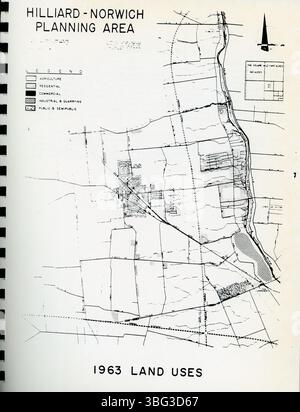 Diese Seite des Hilliard Masterplans von 1987 beschreibt die laufende Entwicklungsstrategie für die Stadt Hilliard und das umliegende Gebiet des Northwest Franklin County. Es umfasst eine Bewertung von Umwelt- und menschengemachten Elementen, die Wachstum und Urbanisierung beeinflussen, und bietet Leitlinien für die Planung bis zum Jahr 2000. Die Grenzen des Plans umfassen wichtige Straßen und natürliche Wahrzeichen wie die Hayden Run Road und den Scioto River. Stockfoto