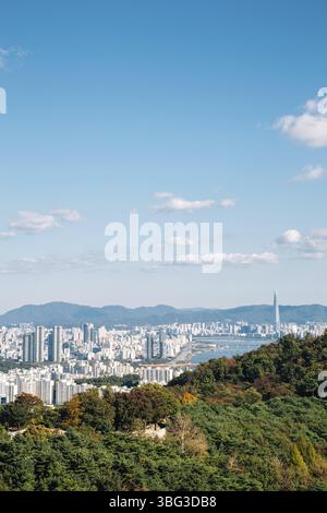 Panoramablick auf Seoul Stadt und Berge vom Namsan Turm in Seoul, Korea Stockfoto