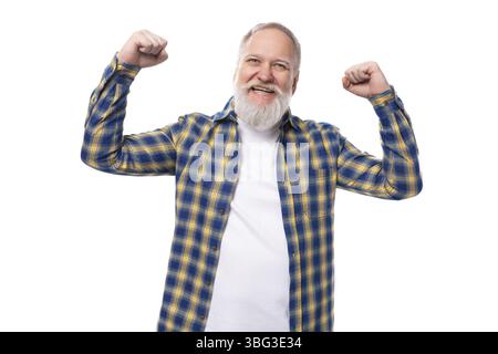 Gesunder, starker Seniorenpensionär, grauhaariger Mann mit einem Bart in einem Hemd auf weißem Hintergrund Stockfoto