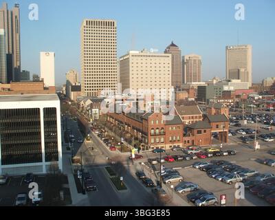 Luftaufnahmen der East Gay Street in Columbus, Ohio, aufgenommen am 29. März 2013 aus der Nähe der North 6th Street. Die Fotos zeigen bemerkenswerte Gebäude, darunter das Continental Centre an der 150 East Gay Street, das Ohio Bell Gebäude an der 111 North 4th Street und die Nachbarschaft Launch Condominiums. Ebenfalls sichtbar sind das rote Backsteingebäude an der 306 East Gay Street, in dem Stewart Jaffy & Associates untergebracht ist, und der Baubeginn des Wohnkomplexes in der Normandie. Stockfoto