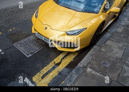 Gelbes Lamborghini parkte auf doppelten gelben Linien in Stockbridge, Edinburgh, Schottland, Großbritannien. Stockfoto