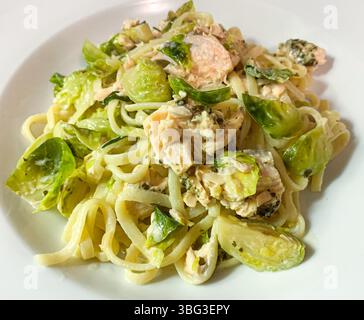 Hühnchen mit Nudeln und Rosenkohl Stockfoto