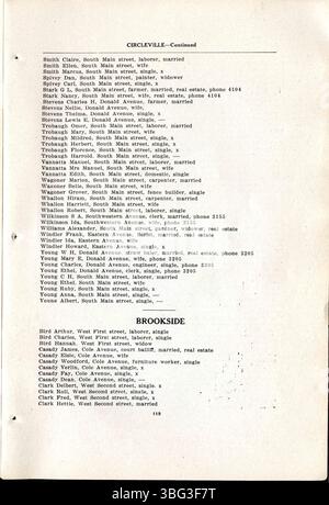 Das 1911 Rushville City and Telephone Directory bietet eine detaillierte Liste der lokalen Unternehmen, Kirchen, öffentlichen Schulen und Gemeindedienste in Rushville und bietet eine kurze Geschichte der lokalen Bildungs- und Religionseinrichtungen. Stockfoto