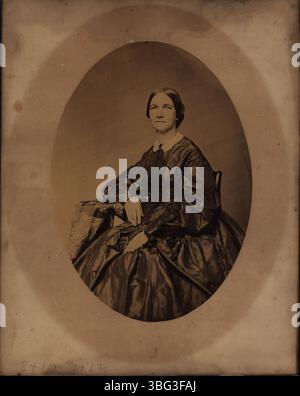 Dieses Foto zeigt eine nicht identifizierte Frau in viktorianischem Kleid, aufgenommen am 1. Mai 1866 aus der Miller Family Collection, geprägt von T.C. Bauer, Columbus, Ohio. Stockfoto