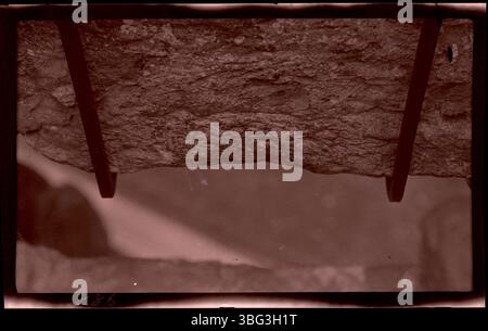 Der Blarney Stone, ein Teil der Festungsmauern von Blarney Castle, wurde 1913 fotografiert. Besucher halten Metallgriffe, um den Stein zu küssen, der angeblich die Gabe der Beredsamkeit verlieh. Die Arrases besuchten Irland während ihrer Europatournee 1913. Stockfoto