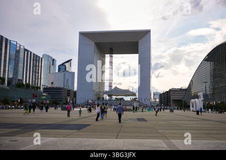 Leute, die in La Defense in der Nähe von Grande Arche in Paris, Frankreich 06.01.2025 laufen Stockfoto