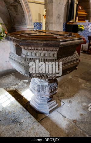 Detail der Taufschrift in der Taufkapelle der katholischen Kathedrale St. Maria der Großen (Catedral de Santa Maria Maior) in Viana do Castelo, Stockfoto