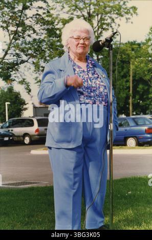 Am 23. Juni 1997 wurde Margaret Armour, einer langjährigen Mitarbeiterin der Columbus Metropolitan Library, ein elfenbeinfarbener Seidenlila-Baum gewidmet. Armour begann ihre Karriere im Jahr 1936 und spielte eine entscheidende Rolle beim Erfolg des Bookmobile Service und beim Ausbau von Filialbibliotheken. Die Einweihungszeremonie fand in der dritten Hilltop Library statt und folgte eine Geburtstagsfeier. Stockfoto