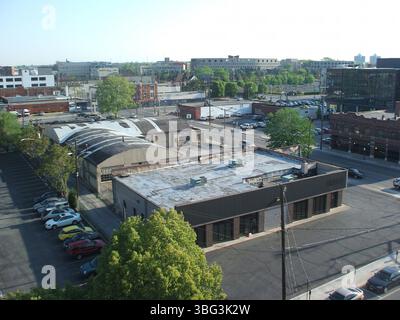 Luftaufnahmen vom 30. April 2010 mit Blick auf die East Gay Street, in der Nähe der North 6th Street. Die Bilder zeigen das Continental Centre, das Ohio Bell Building und das rote Backsteingebäude der East Gay Street von 306. Der Bau von Wohnanlagen in der Nachbarschaft und die KUNSTSKULPTUR sind ebenfalls zu sehen. Stockfoto