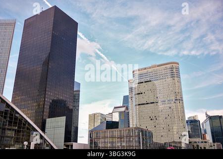Wolkenkratzer und Coeur Defense Gebäude in La Defense Paris, Frankreich 06.01.2025 Stockfoto