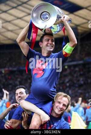BERLIN, DEUTSCHLAND - 06. JUNI: Xavi Hernandez vom FC Barcelona feiert mit der UEFA Champions League-Trophäe nach dem Sieg seiner Mannschaft nach dem UEFA Champions League-Finale zwischen Juventus und FC Barcelona am 06. Juni 2015 im Olympiastadion in Berlin. © diebilderwelt / Alamy Stock Stockfoto