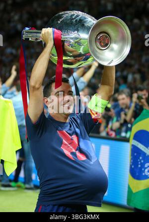 BERLIN, DEUTSCHLAND - 06. JUNI: Xavi Hernandez vom FC Barcelona feiert mit der UEFA Champions League-Trophäe nach dem Sieg seiner Mannschaft nach dem UEFA Champions League-Finale zwischen Juventus und FC Barcelona am 06. Juni 2015 im Olympiastadion in Berlin. © diebilderwelt / Alamy Stock Stockfoto