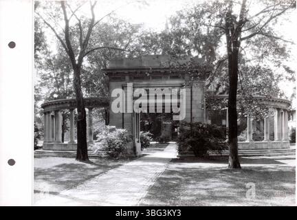 Auf Seite 51 des 1924 erschienenen Hefts „Indiana Limestone: The Nation's Building Stone“ werden weitere Fotos von Gebäuden und Denkmälern aus Indiana Kalkstein gezeigt. Jedes Bild ist mit Informationen der Indiana Limestone Company oder der Indiana Limestone Quarryman's Association beschriftet, und einige Bilder enthalten handschriftliche Notizen. Stockfoto