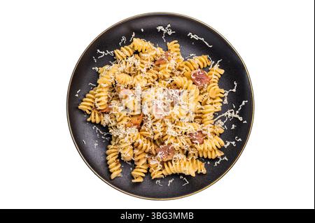 Fusilli Carbonara Nudeln mit knusprigen Speckstückchen und Parmesan auf einem Teller isoliert auf weißem Hintergrund. Stockfoto