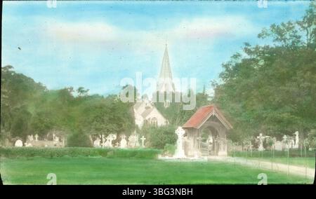 Blick auf den Eingang zum Saint Giles' Kirchhof in Stoke Poges, wo Thomas Gray sein berühmtes Gedicht „Elegy geschrieben in einem Landkirchhof“ geschrieben hat. Das Foto wurde 1913 während der Europatournee von Edmund F. Arras, einem prominenten Columbus-Geschäftsmann, aufgenommen. Er und seine Frau dokumentierten ihre Reisen durch Fotos. Das Bild zeigt die Straße, die nach Stoke Poges führt. Stockfoto