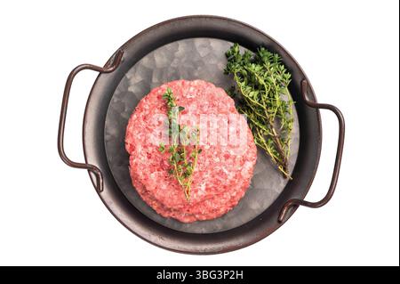 Stapel rohe Fleischpatties, Schnitzel, Hackfleisch für Burger in Stell Tablett mit Kräutern isoliert auf weißem Hintergrund. Stockfoto