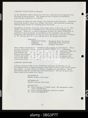 Handbuch ca. 1964 für das Beckman/SDS Hybrid Fortran II System, ein Computer, der analoge und digitale Technologien kombiniert und Fortran für wissenschaftliche Programmierung verwendet. Stockfoto