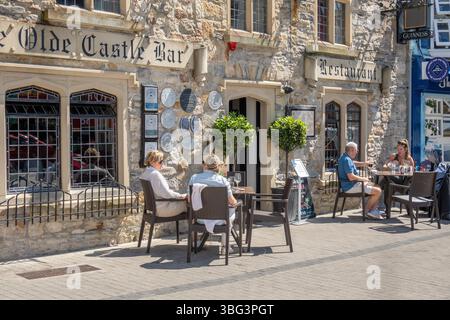 Olde Castle Bar In Donegal Town An Der Castle Street, The Blueberry Tea Room Und Restaurant Patio Tische Donegal Town Irland Stock Photo Stockfoto
