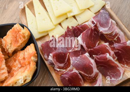 Italienischer Prosciutto Crudo oder Marmelade mit Käse und Brot Stockfoto