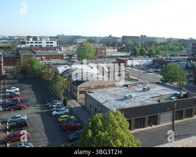 Luftaufnahmen von der East Gay Street im Jahr 2010, mit Blick von der North 6th Street. Zu den Sehenswürdigkeiten zählen das Continental Centre, das Ohio Bell Building und das rote Backsteingebäude an der 306 East Gay Street. Der Bau der Nachbarschaft Launch Eigentumswohnungen und die Rückansicht der 100 Meter hohen KUNSTSKULPTUR sind ebenfalls erfasst. Stockfoto