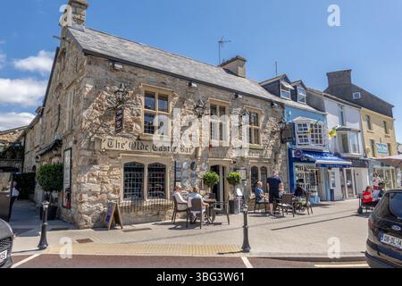 Olde Castle Bar In Donegal Town An Der Castle Street, The Blueberry Tea Room Und Restaurant Patio Tische Donegal Town Irland Stock Photo Stockfoto