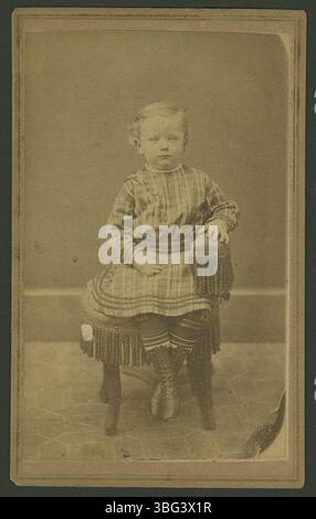 Dieses Studio-Porträt von ca. 1870 zeigt ein Kind, möglicherweise Louis Johnson, aufgenommen in Indianapolis, Indiana. Das Foto ist mit den Briefen des Bürgerkriegs von William Parker Johnson verbunden. Stockfoto