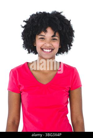 Afroamerikanerin lächelt und sieht Kamera im Studio-Porträt mit rotem T-Shirt und lockigem Haar Stockfoto