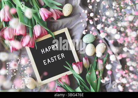 Frohe Osterbrieftafel mit frischen Tulpen und ostereiern Stockfoto