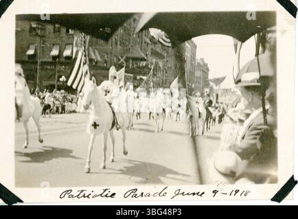 Die Liberty Loan Parade am 9. Juni 1918 zielte darauf ab, die Bemühungen des Ersten Weltkriegs durch Spendenbeschaffung zu unterstützen. Es gab Militärbands, Marineschifffahrerinnen, Frauen in weiß und Paradebeobachter, die die Straßen der Stadt säumten. Stockfoto