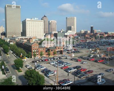 Luftaufnahmen der East Gay Street in Columbus am 28. Juni 2013. Die Bilder zeigen mehrere prominente Gebäude, darunter das Continental Centre, das Ohio Bell Building und die Nachbarschaft Launch Condominiums auf der Nordseite der Gay Street, östlich der 4th Street. Stockfoto