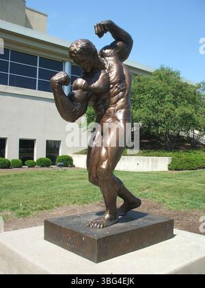 Dieses Foto, aufgenommen am 18. Mai 2012, zeigt die 8 Fuß hohe, 800 kg schwere Statue von Arnold Schwarzenegger, die auf einer Skulptur des Künstlers Ralph Crawford aus dem Jahr 1980 basiert. Die Statue wurde am 2. März 2012 vor dem Veterans Memorial enthüllt und später am 6. Oktober 2014 vor dem Columbus Convention Center eingeweiht. Stockfoto