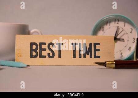 BEST TIME Inschrift auf WÜRFELN, gelber Stift auf gelbem Hintergrund. Eine brillante Lösung für Geschäfts-, Finanz- und Marketingkonzepte Stockfoto