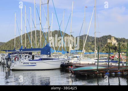 NIEDZICA, POLEN - 23. AUGUST 2024: Segelboote am Holzsteg am Czorsztynskie See in Polen Touristenziel Stockfoto