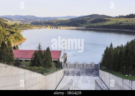 NIEDZICA, POLEN - 23. AUGUST 2024: Großer Betondamm am Czorsztyn-See. Technische Architektur, Konstruktionsobjekt. Touristenziel Stockfoto
