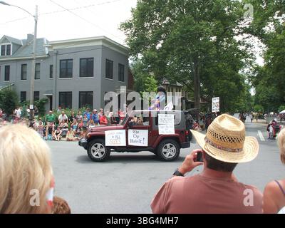 Die Doo Dah Parade 2011, die am 4. Juli im Short North in Columbus stattfand, zeigte eine Vielzahl von humorvollen und exzentrischen Gruppen, darunter die Anthony Weiner Kosher Hot Dog Brigade, Captain Ohio und Miss Ohio Roadkill. Weitere Teilnehmer waren Batman, die TSA, das OP Mobile, die Rocky Horror Fishnet Mafia und Cork My Ride. Die Parade ist seit 1984 eine lokale Tradition des Unabhängigkeitstages. Stockfoto
