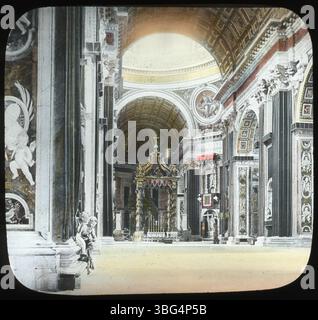 Das Innere des Petersdoms in Rom zeigt den Petersdom Baldachin, ein großes Bronzebaldach, das von Gian Lorenzo Bernini entworfen wurde und über dem päpstlichen Altar steht. Stockfoto
