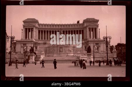 Das 1911 eingeweihte Vittorio Emanuele II.-Denkmal in Rom ist eine Hommage an Italiens ersten König. Das von Giuseppe Sacconi entworfene Denkmal beherbergt das Grab des unbekannten Soldaten. Die Arrases eroberten dieses Denkmal während ihrer Europafahrten im Jahr 1913 und demonstrieren die Pracht und historische Bedeutung des Bauwerks. Stockfoto