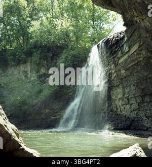 Das Foto von Hayden Falls in Columbus, Ohio, aus dem Jahr 1993, fängt den atemberaubenden Blick auf den Wasserfall und die umliegende natürliche Landschaft ein und ist somit ein beliebtes Ziel für Outdoor-Aktivitäten und Naturliebhaber. Stockfoto