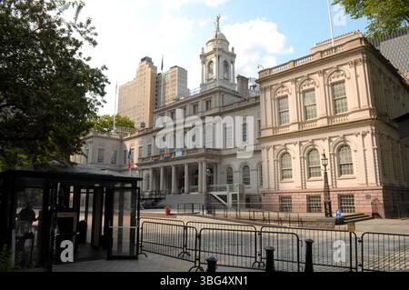 New York, Usa. Juni 2025. Die New York City Hall ist in Manhattan, New York City, zu sehen. Quelle: SOPA Images Limited/Alamy Live News Stockfoto