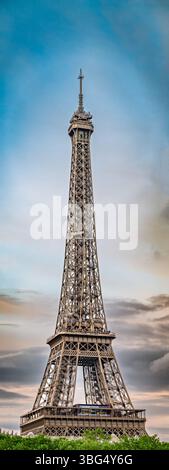 Ein malerischer Blick auf den Eiffelturm, der über der seine in Paris ragt, mit Booten, die am Ufer angedockt sind, und einem lebhaften Himmel über dem Ufer. Stockfoto