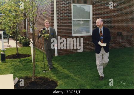 Am 23. Juni 1997 wurde in der Hilltop Library ein elfenbeinfarbener Seidenlila-Baum zu Ehren von Margaret Armour gewidmet, einer langjährigen Mitarbeiterin der Columbus Metropolitan Library, die ihre Karriere 1936 begann und zur Entwicklung des Bookmobile Service und der Filiale beitrug. Stockfoto