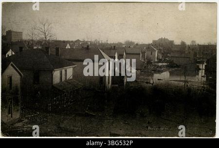Ein Schwarzweiß-Foto von 1913 zeigt Häuser auf der Rodgers Avenue in Columbus, Ohio, die bei der Katastrophe von 1913 durch Überschwemmungen beschädigt wurden. Stockfoto