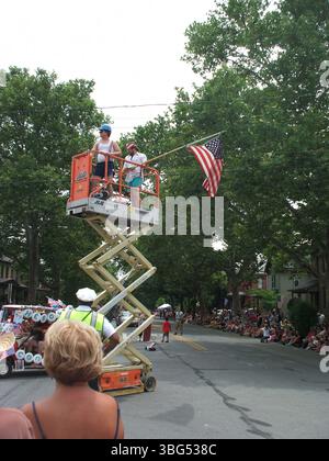 Szenen aus der Doo Dah Parade 2011, die am 4. Juli 2011 in der Neil Avenue und West 2nd Avenue stattfand. Auf der Parade waren die Anthony Weiner Kosher Hot Dog Brigade, Captain Ohio, Batman, die TSA, Miss Ohio Roadkill, das OP Mobile und andere bunte Gruppen. Diese skurrile Parade, die 1984 begann, ist eine einzigartige Tradition des Unabhängigkeitstages im Short North District von Columbus, Ohio. Stockfoto