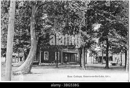 Ein historisches Bild früherer Cottages im Sommerresort Genf-on-the-Lake, Ohio, am Eriesee, zeigt den malerischen architektonischen Stil der damaligen Zeit. Stockfoto